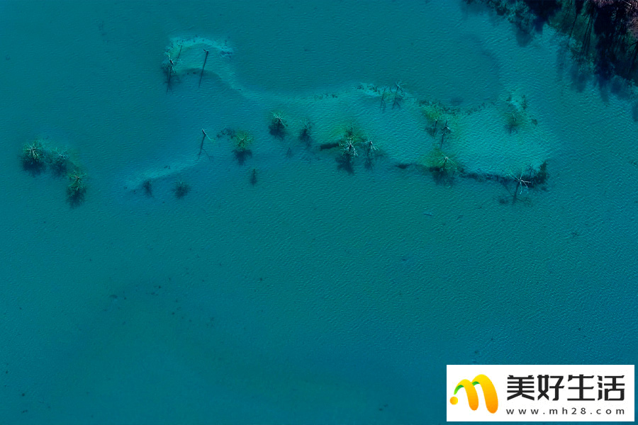 冬日里的“治愈蓝” 航拍云南丽江蓝月谷 邂逅雪山下的“渐变色(图3)